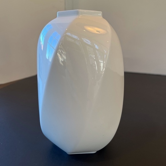 Mikasa Bone China White Hexagonal Swirl Vase - Picture 7 of 7